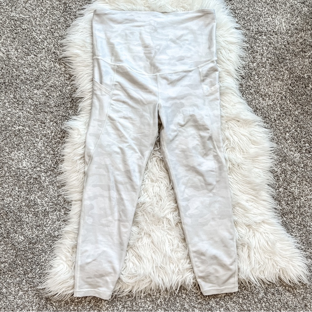 GapFit Maternity White Gray Camo Full Panel Pocket Leggings M